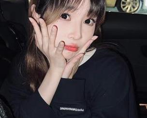 发现叉子宝宝的红裙写真在线作品，让我们一起沉浸在她的时尚与美丽之中。.txt