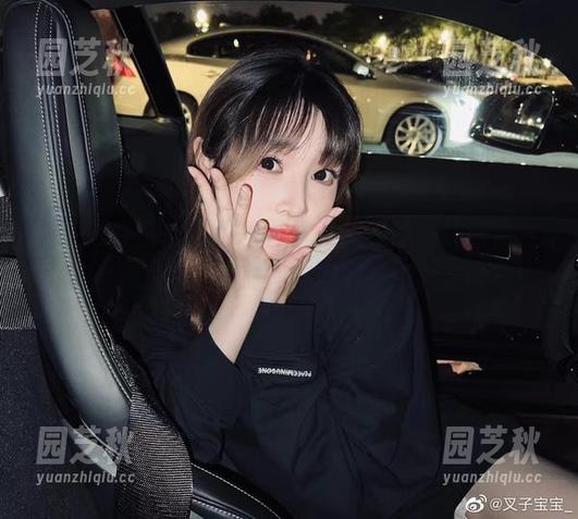 发现叉子宝宝的红裙写真在线作品，让我们一起沉浸在她的时尚与美丽之中。.txt