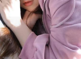 在喵写真寻找灵感：红裙黑丝的优雅写真，唤醒内心深处的美好.txt