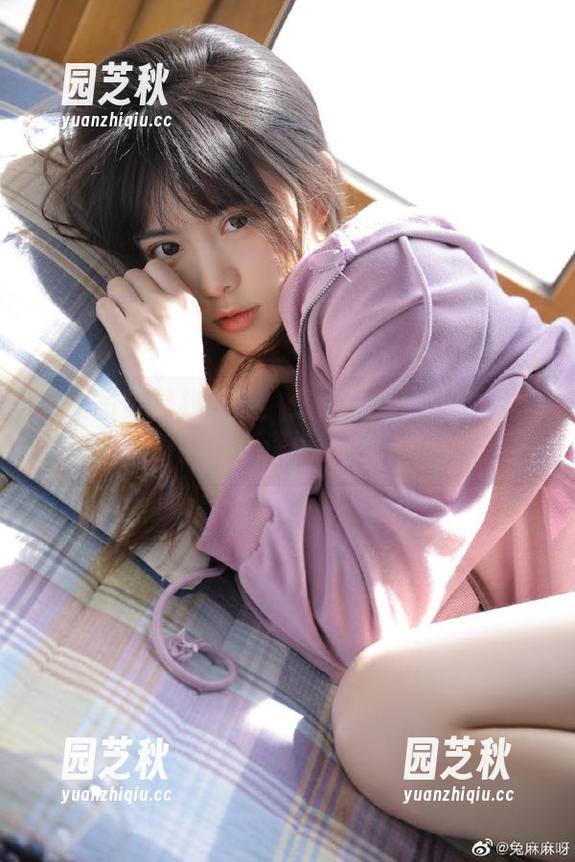 在喵写真寻找灵感：红裙黑丝的优雅写真，唤醒内心深处的美好.txt