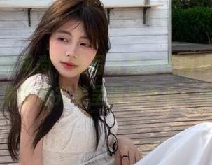 探秘校园风尚，喵写真黑丝校服格子裙高清图集完美呈现少女心.txt