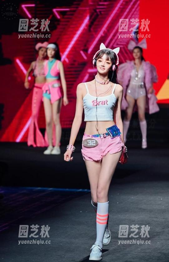 嗲囡囡 - Celina青妍的私房写真秘密分享：合集展现她的魅力与个性.txt