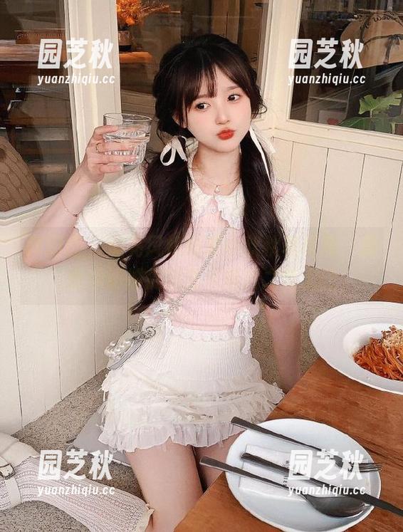 嗲囡囡 - 油亮风格的夏小秋秋秋写真，探索瞬间捕捉的艺术图片之美.txt