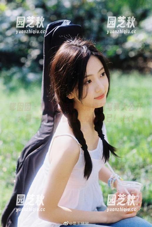 嗲囡囡 - 就是阿朱啊泳池福利写真大公开：每一帧作品都让人心动不已！.txt