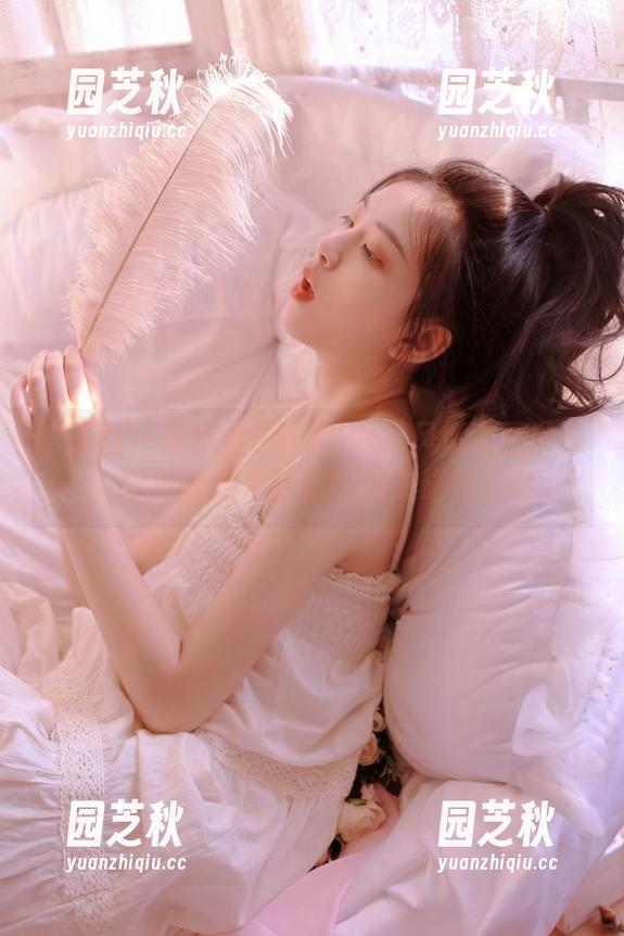 嗲囡囡 - 施忆佳KITTY网袜风情套图分享，释放诱惑与艺术的完美碰撞.txt