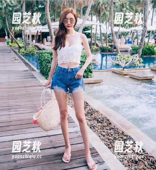 壹吻映画 - 敢于展示自我，小雪的紧身连衣裙写真与福利双重惊喜.txt
