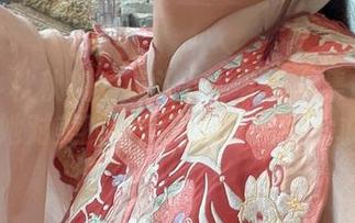 在夏小秋秋秋的镜头下：礼服合集作品呈现出她对美的独到见解与无限追求.txt
