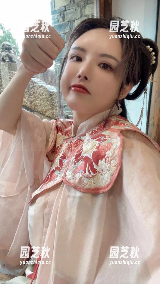 在夏小秋秋秋的镜头下：礼服合集作品呈现出她对美的独到见解与无限追求.txt