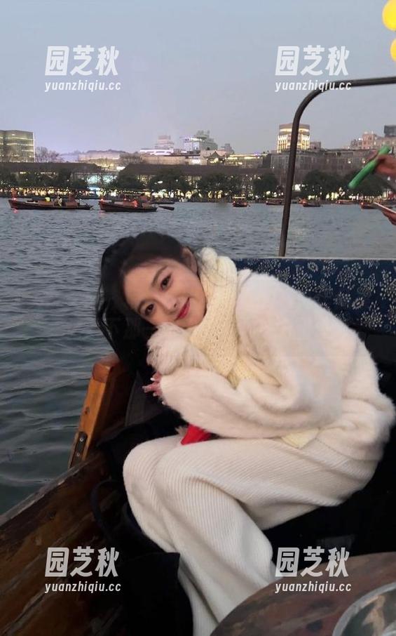 头条女神 - 精选易阳小仙女的写真作品集，记录下那一瞬间的温柔与力量.txt