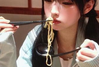 头条女神 – 精致生活分享：李媛媛短裙套图，完美演绎时尚风尚.txt