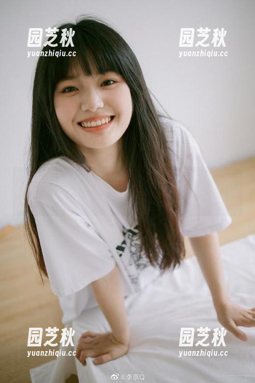 头条女神 - 玄子眼镜黑丝美臀图包资源大放送，带你感受非凡魅力瞬间.txt