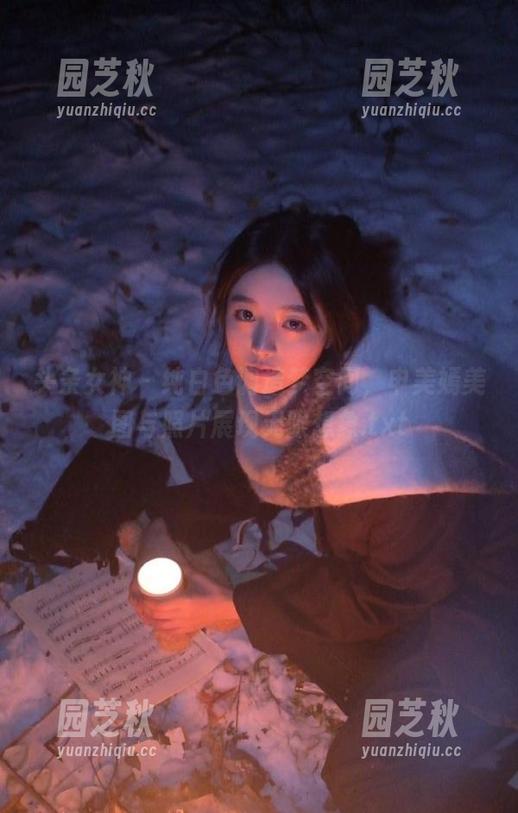 头条女神 - 纯白色调造梦空间，申美嫣美图与照片展现无限想象.txt