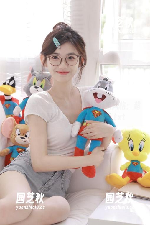 头条女神 - 草莓酱倾情演绎御姐风格：超高质量图片和独特资源呈现.txt