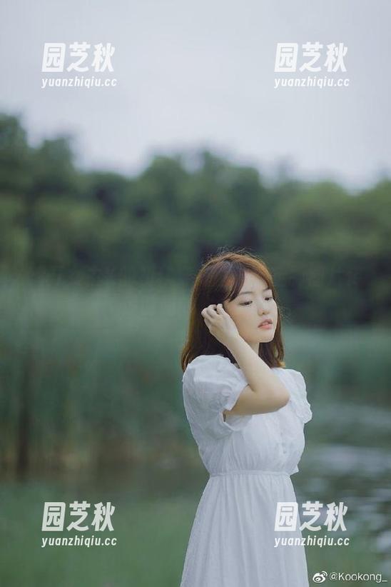 翻开女主K的初秋穿搭画册：定制图片传递时尚的力量.txt