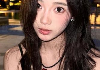 捕捉女性力量：姜仁卿(강인경)自拍图包作品中的自信瞬间.txt