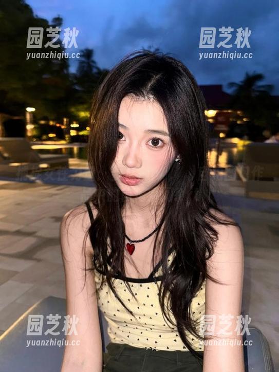 捕捉女性力量：姜仁卿(강인경)自拍图包作品中的自信瞬间.txt