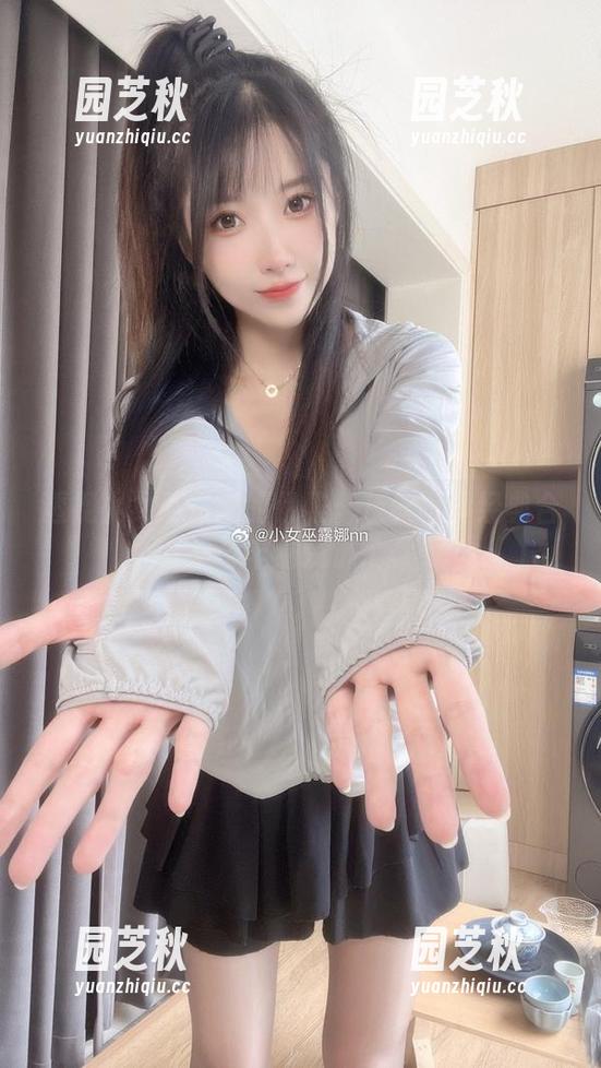 透视小女巫露娜的优雅：灰丝写真经典合集与丰富资源.txt