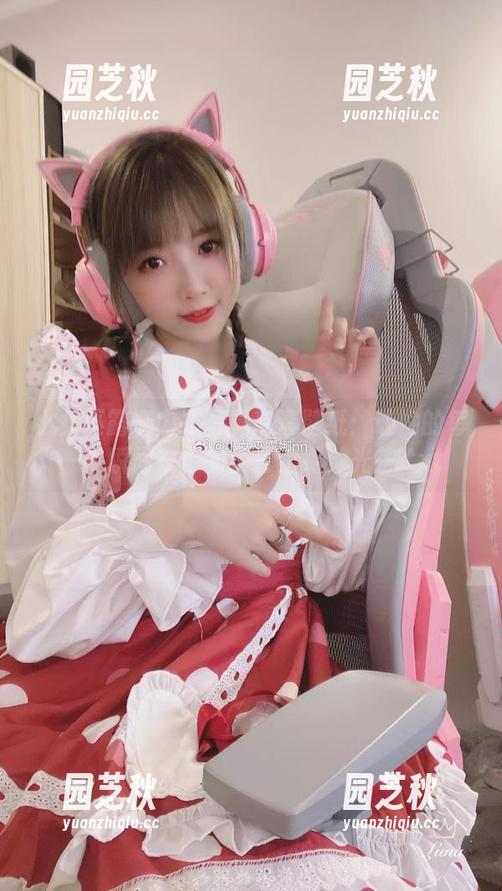 小女巫露娜内衣写真高清壁纸：让她的每一个瞬间在你的屏幕上绽放光芒.txt