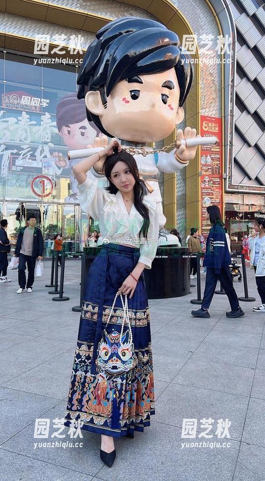 观看小女巫露娜女友写真，一不小心就被她的魅力闪瞎眼，心动不已！.txt