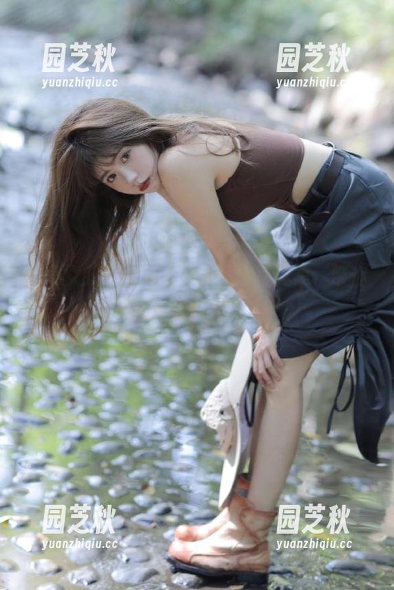 梦幻女孩：小瑶幺幺的精选写真集，带你领略青春的绚丽.txt