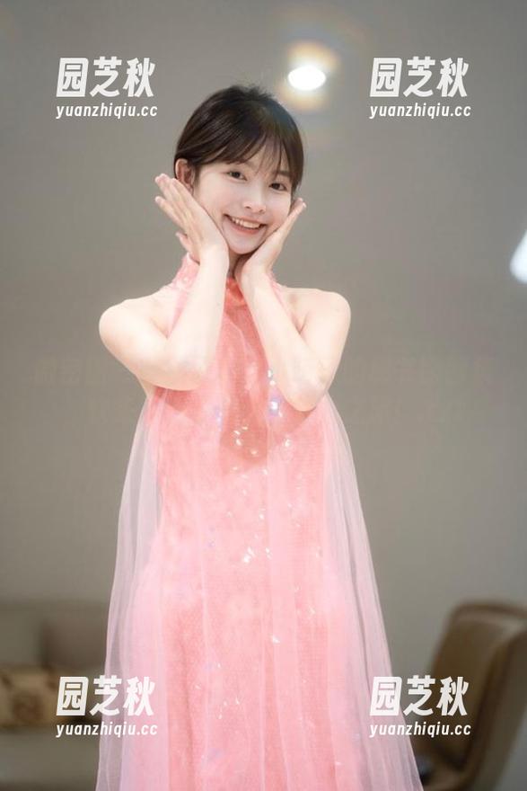 微密圈 - 萌动职场：小萌子的秘书服图集，快来下载开启你的魅力之旅！.txt