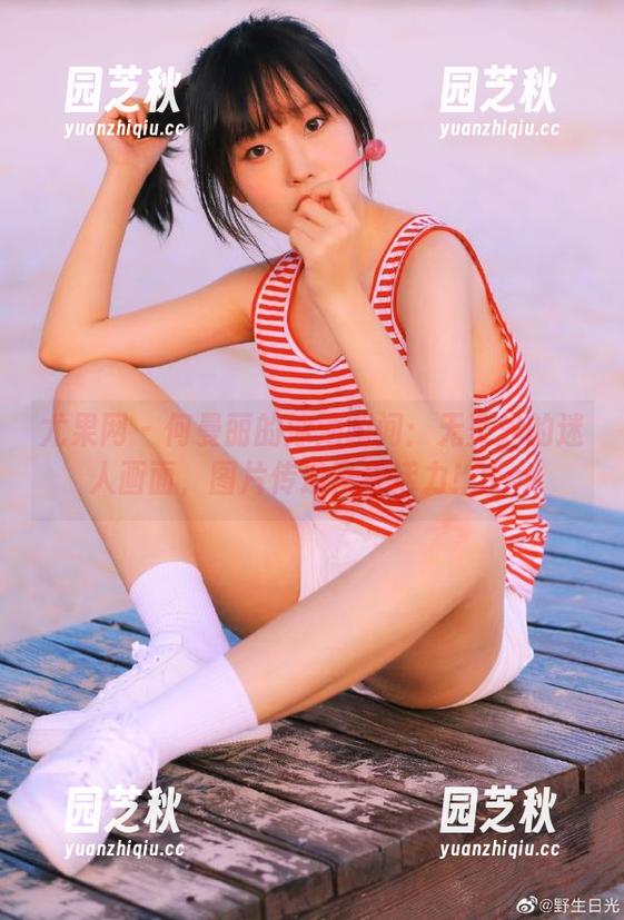 尤果网 - 何曼丽的泳池瞬间：无圣光的迷人画面，图片传递青春活力！.txt