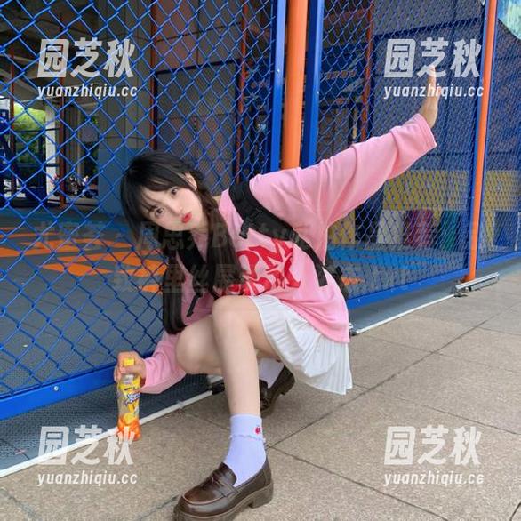 尤蜜荟 - 周思乔Betty私拍作品推荐：别致裤里丝展现动人姿态.txt