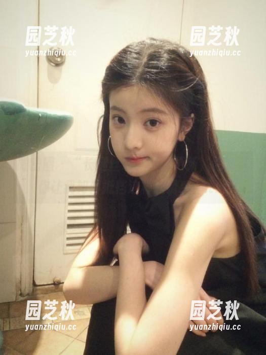 微密圈 - “长腿丝诱”原图更新，徐莉芝你让我如何抵挡这样的诱惑？.txt