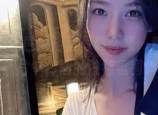 下载抖娘利世的浴室写真合集，感受她在每张照片中传达的独特氛围！.txt