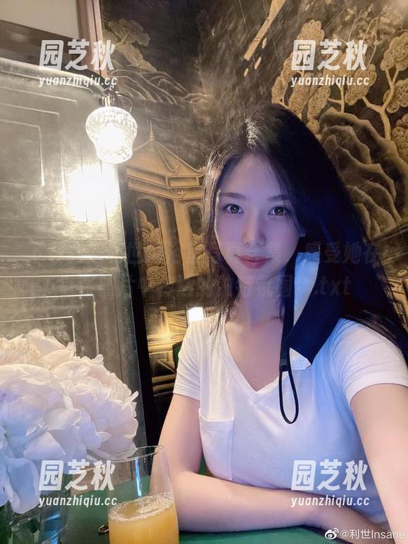 下载抖娘利世的浴室写真合集，感受她在每张照片中传达的独特氛围！.txt
