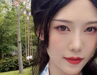 温柔如水，抖娘利世写真集全新更新，带你领略她不同寻常的艺术魅力.txt