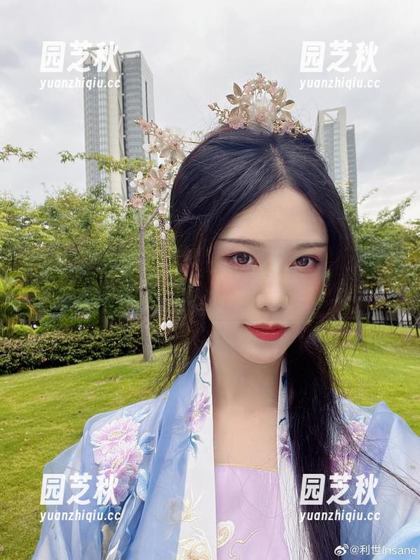 温柔如水，抖娘利世写真集全新更新，带你领略她不同寻常的艺术魅力.txt