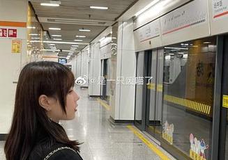 与“是一只废喵了”一起深入爱发电时期：17套写真图集展现她的独特视角.txt