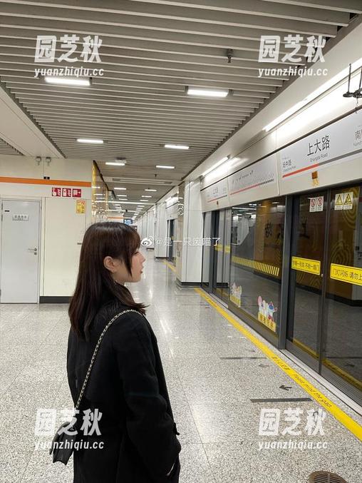与“是一只废喵了”一起深入爱发电时期：17套写真图集展现她的独特视角.txt