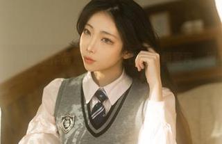 精选杏仁曲奇职业装作品集：职场女性的时尚宣言，别再低估她们的风采！.txt