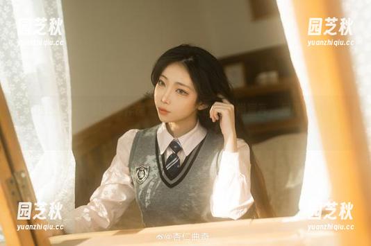 精选杏仁曲奇职业装作品集：职场女性的时尚宣言，别再低估她们的风采！.txt