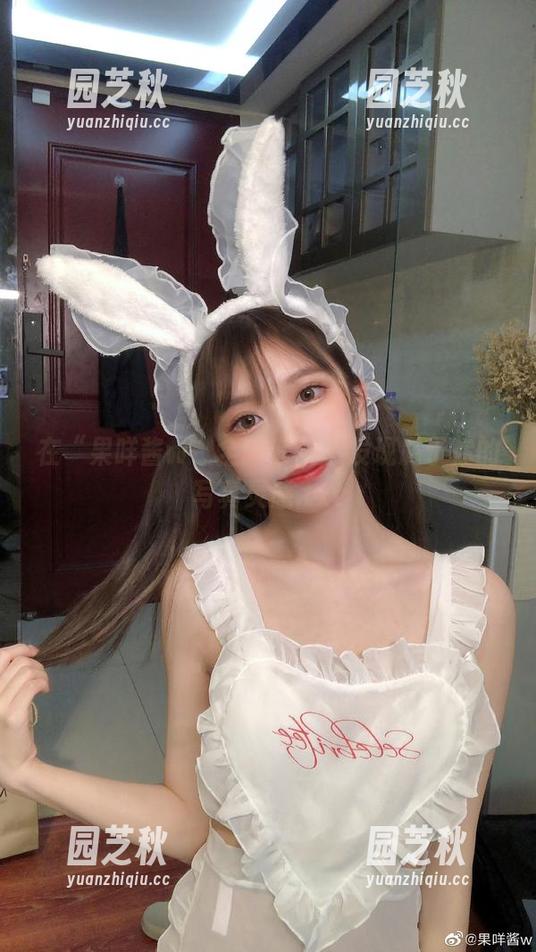 在“果咩酱w”全新套装中发现属于你的写真灵感.txt