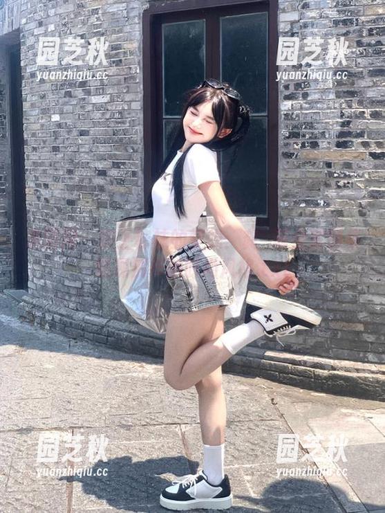 果团网 - 披上棉袜的梦想：龚玥菲全套图集展现别样的时尚风格.txt