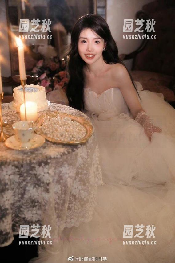 微密圈 - 桃沢樱呀圣诞写真合集：记录每一个温馨瞬间的精美图片.txt