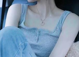 梦丝女神 – 红裙诱惑：花月舞私房写真带你踏入华丽梦境.txt