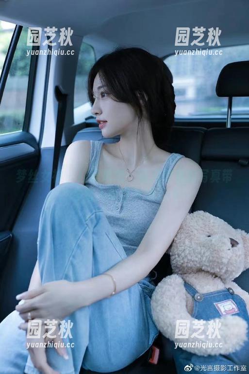 梦丝女神 - 红裙诱惑：花月舞私房写真带你踏入华丽梦境.txt