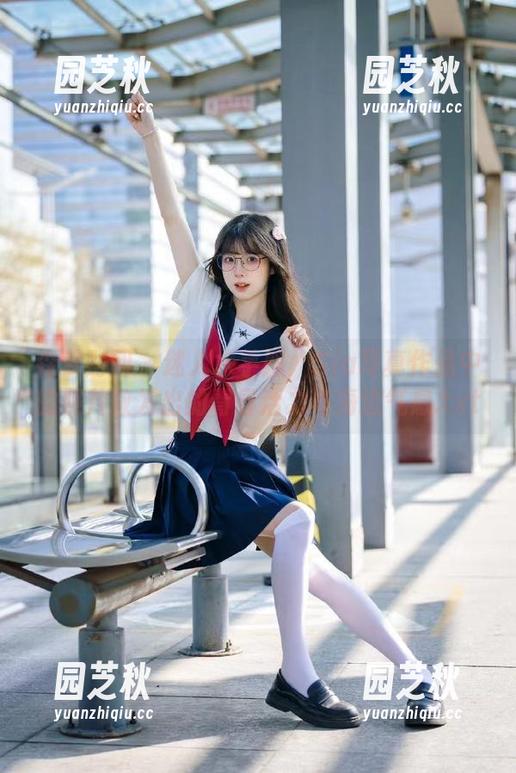 森萝财团 - 迷人水手服：Sia写真作品中的照片散发出的青春活力与海边气息.txt