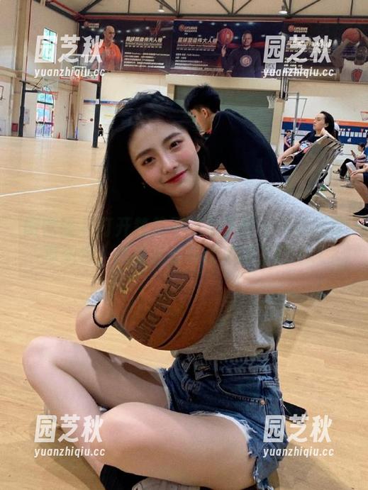 微密圈 - 打开楚楚不吃鱼蕾丝女仆装的写真图包，感受温柔与诱惑的交融.txt