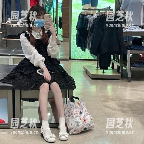 模范学院 - 壁纸中的思淇Sukiiii女仆写真，唤醒你内心的柔软与幻想.txt