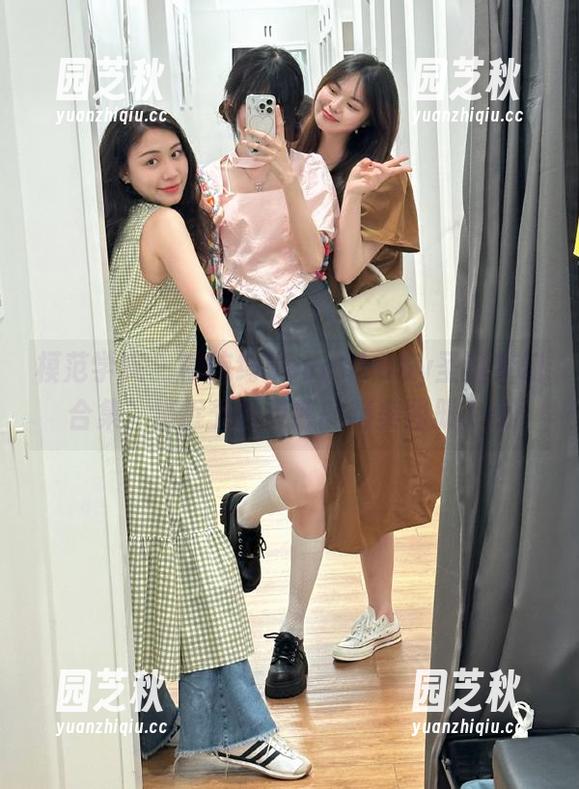 模范学院 - 柳侑绮Sevenbaby圣诞梦幻合集：捕捉节日灵感的精美图册.txt