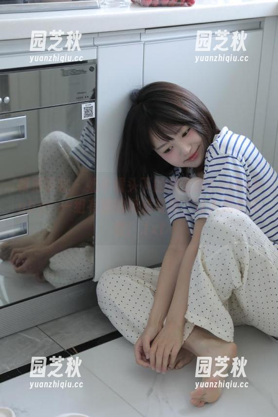 模范学院 - 奶牛镜头下的柳侑绮Sevenbaby：一组有趣的精选写真，让人忍俊不禁！.txt