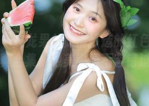 微密圈 – 火龙果羊倾情打造的红色连体吊带写真合集，绝美瞬间不容错过.txt