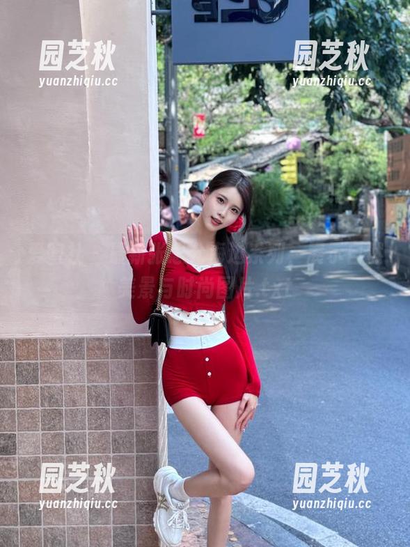 爱蜜社 - 最新张思允海边系列，展示自然美景与时尚图片.txt