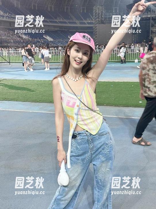 爱蜜社 - 酥小白双马尾写真集在线，带给你原图般的视觉盛宴.txt