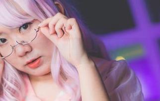 回眸间的甜糖大魔王礼服写真，浓厚气息等你免费下载！.txt